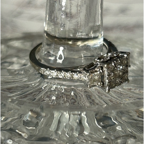 OVER 1 CTW DIAMOND RING SET WITH DIAMOND HEART ON THE SIDES. - Picture 7 of 16